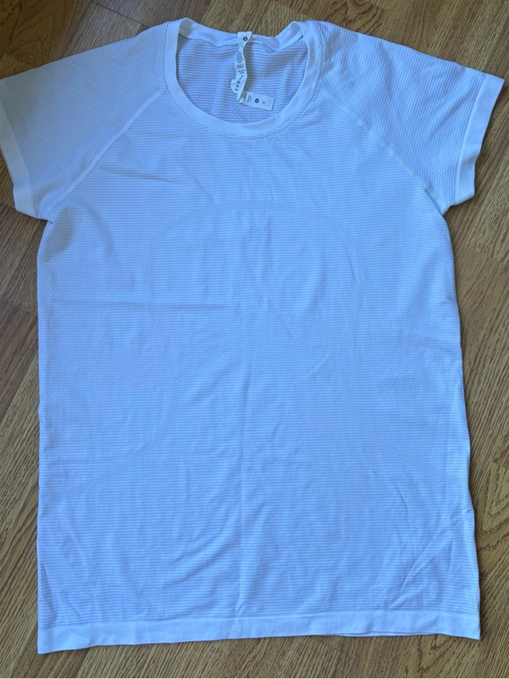 Lululemon white gray tiny stripes swiftly tech short sleeves athletic top sz 12